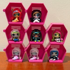 Monster High Minis 8 Dolls With Display Cases